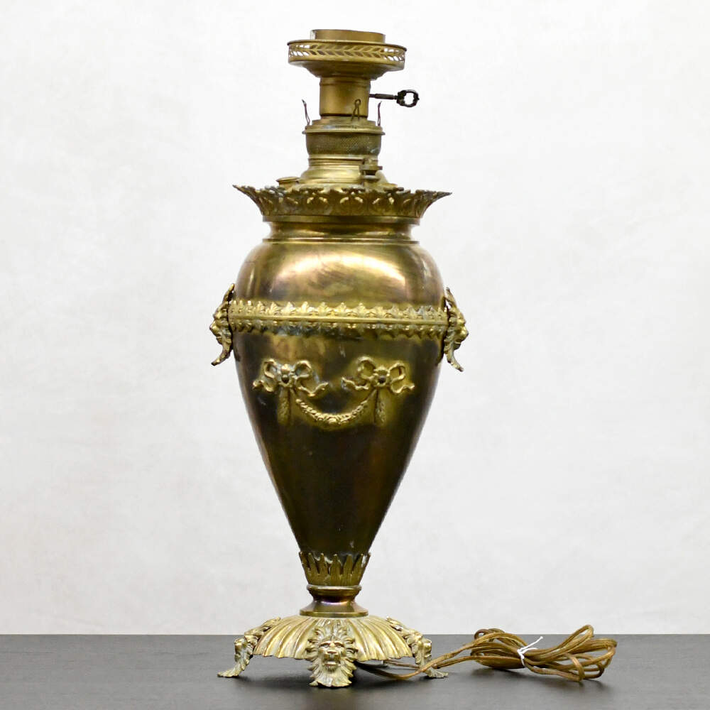 Bronze Lion Lamp with Ribbon and Wreath-3