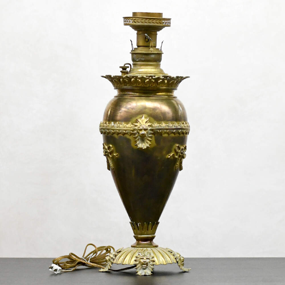 Bronze Lion Lamp with Ribbon and Wreath-1