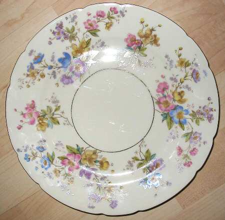 The Symphony Scalloped by Royal Ivory (Czech, Germany)