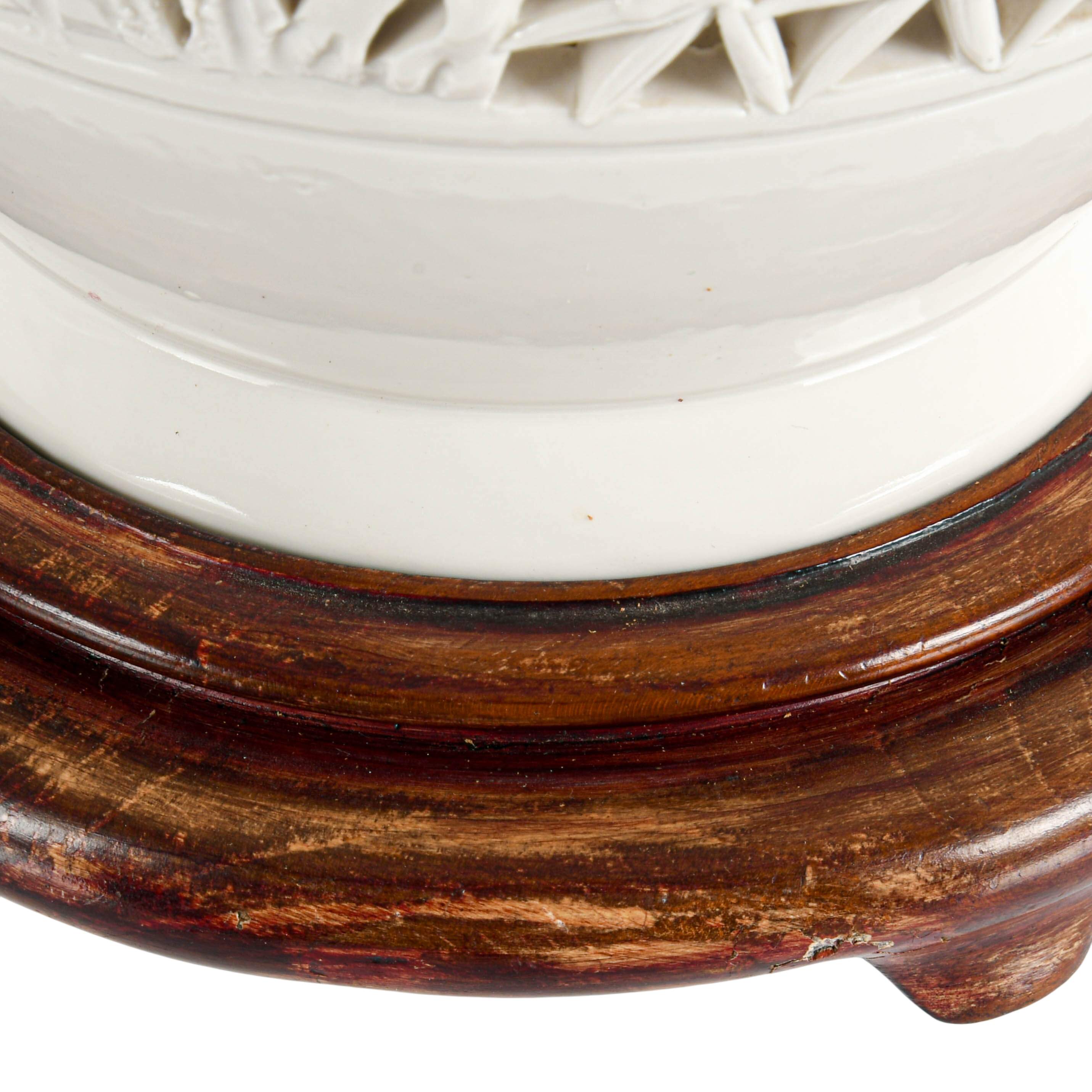 White Porcelain Reticulated Light-5