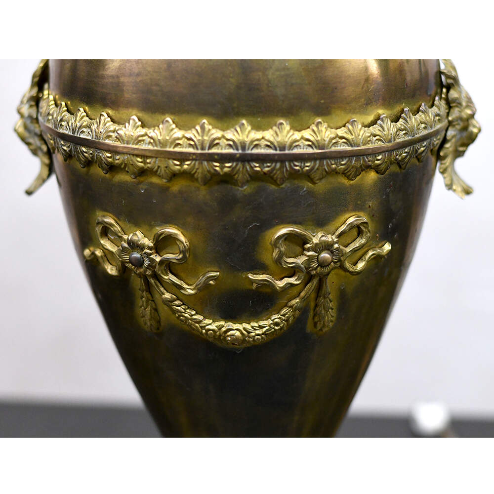 Bronze Lion Lamp with Ribbon and Wreath-5