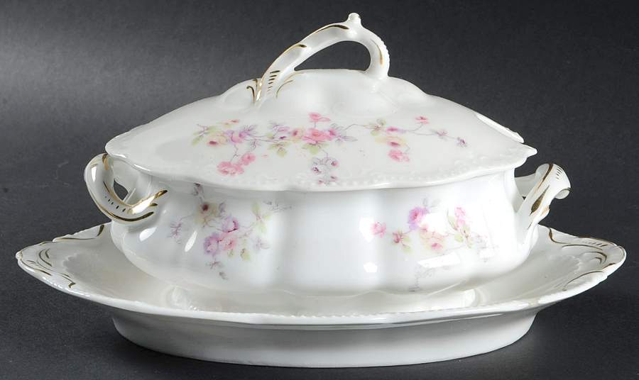 5789 Gravy Boat w/Attached Underplate & Lid by Bassett-1