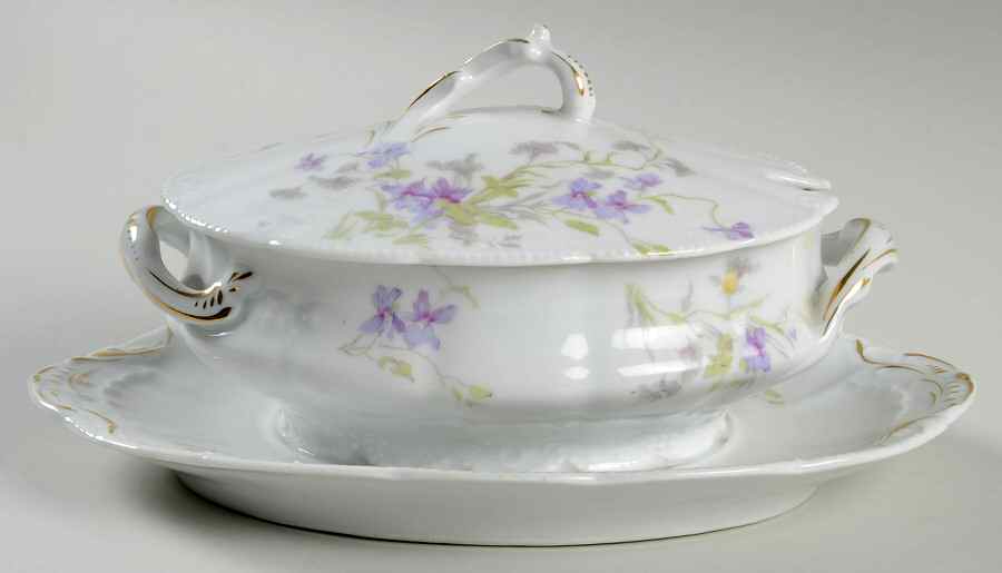 5186 Gravy Boat w/Attached Underplate & Lid by Bassett-1