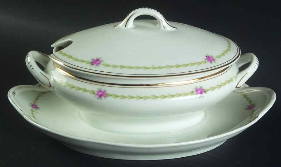 BSS36 Gravy Boat w/Attached Underplate & Lid by Bassett-1