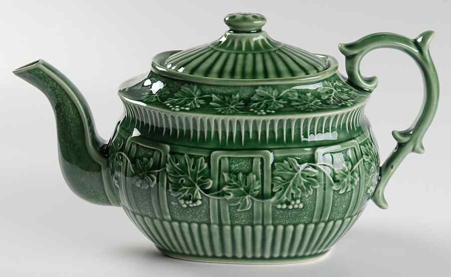 Green Grape Leaf Teapot & Lid by Bordallo Pinheiro-1