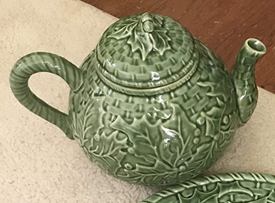 Holly (Christmas Holly) Teapot & Lid by Bordallo Pinheiro-1