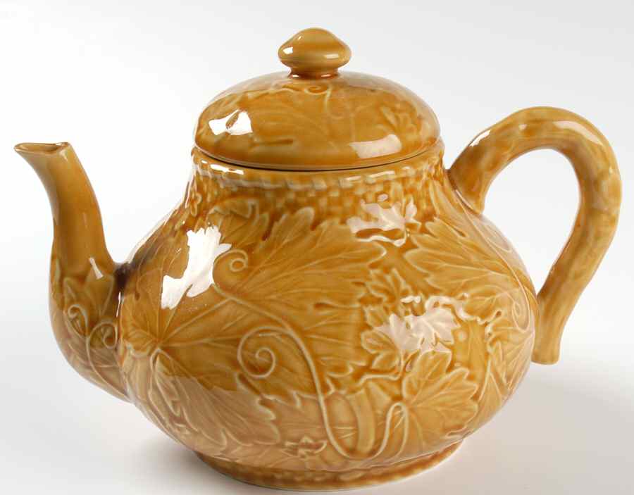Vine Gold Teapot & Lid by Bordallo Pinheiro-1