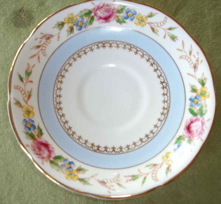 D560 Saucer by Royal Crown (England)-1