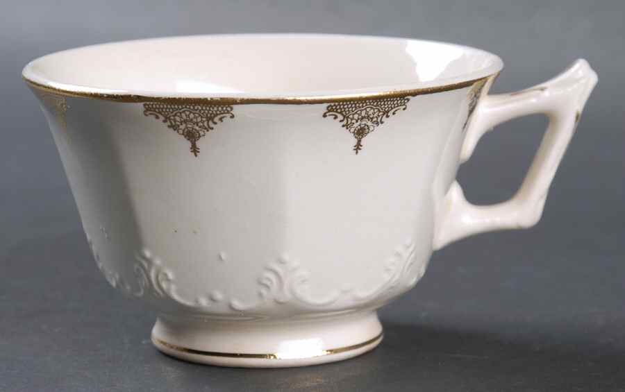 CQU1 Footed Cup by Crown (USA)-1