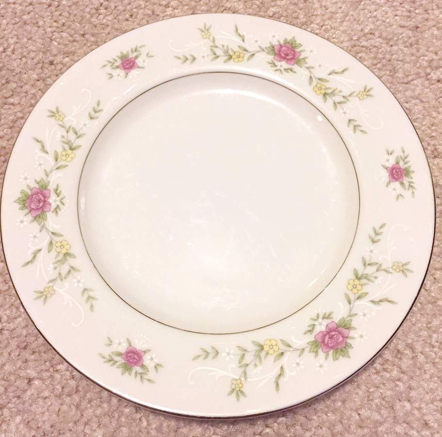 Rosette Dinner Plate by Diamond (Japan)-1