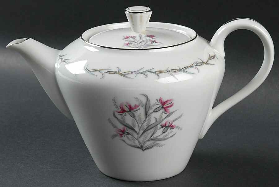 Garland Teapot & Lid by Empress (Japan)-1