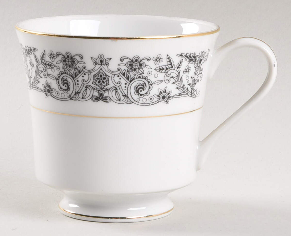 Renaissance Footed Cup by Empress (Japan)-1