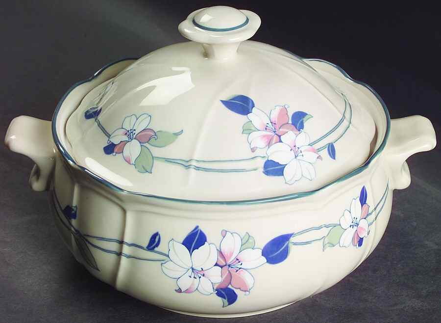 New Apple Blossom (Scalloped Edge) 2 Qt Round Covered Casserole by Epoch-1