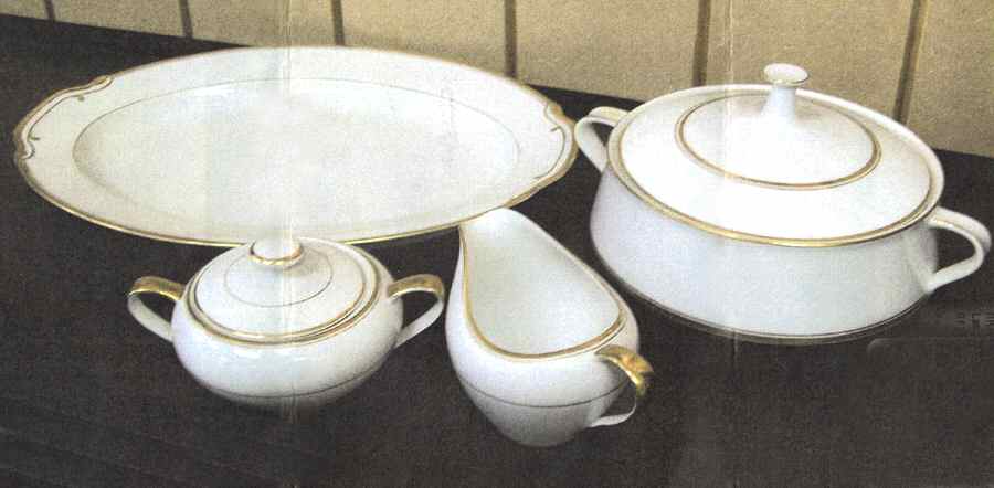 Royal Gold 14" Oval Serving Platter by Empress (Japan)-1