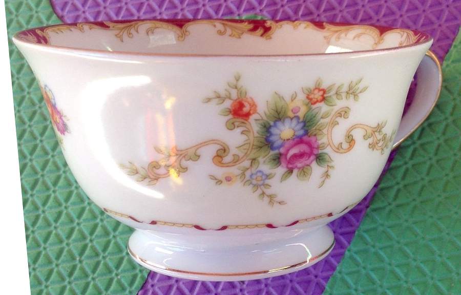 Cardinal Footed Cup by Empress (Japan)-1
