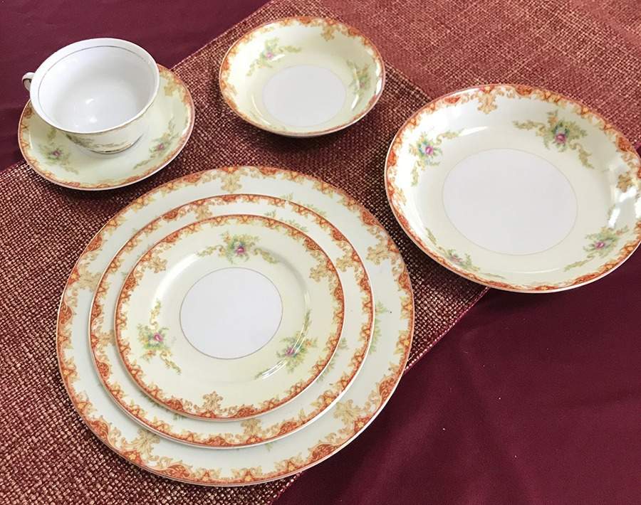 EMP137 Dinner Plate by Empress (Japan)-1