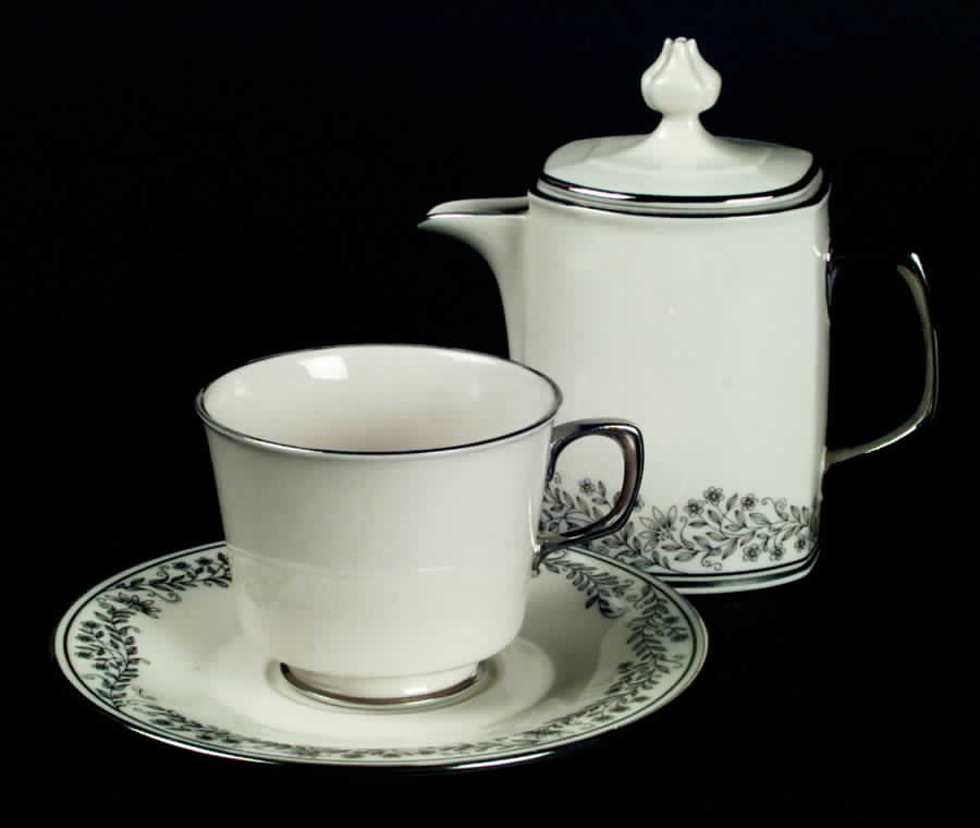 Overture Creamer & Lid by Franciscan-1