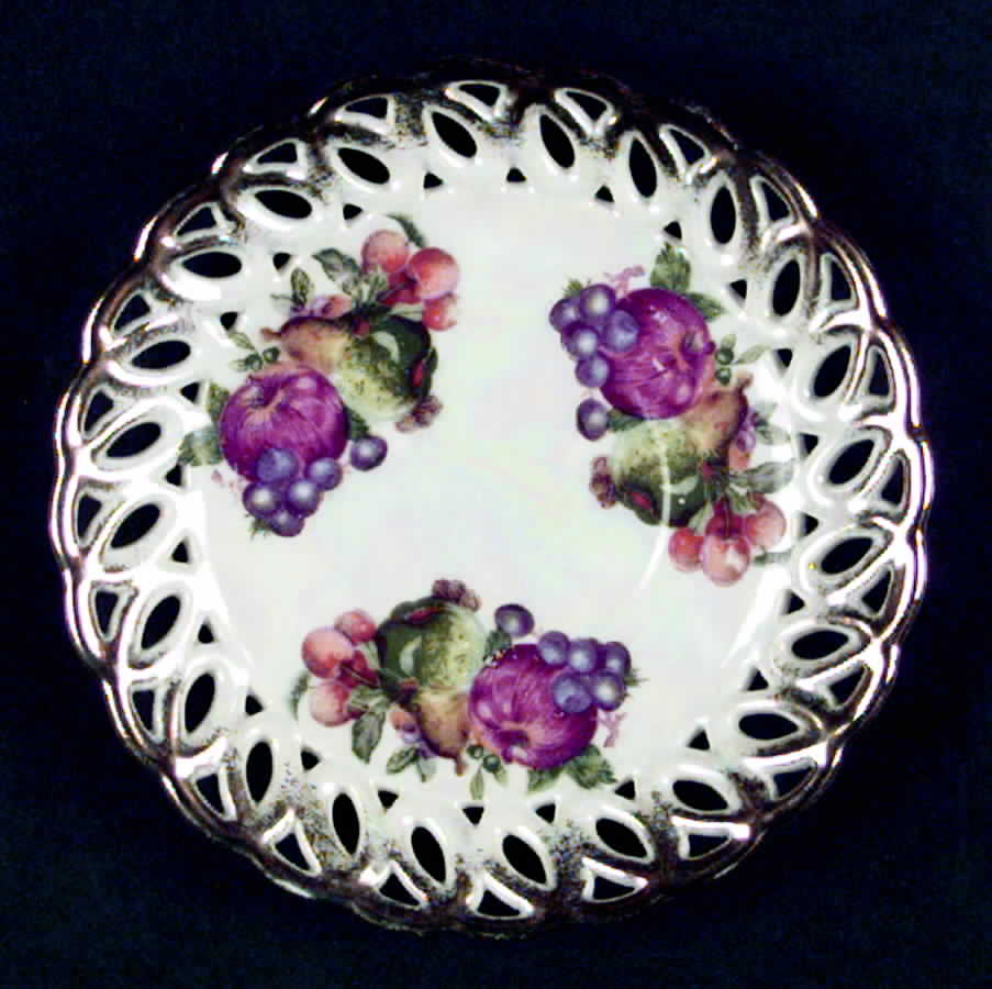 1975 Saucer by Fan Crest (Japan)-1
