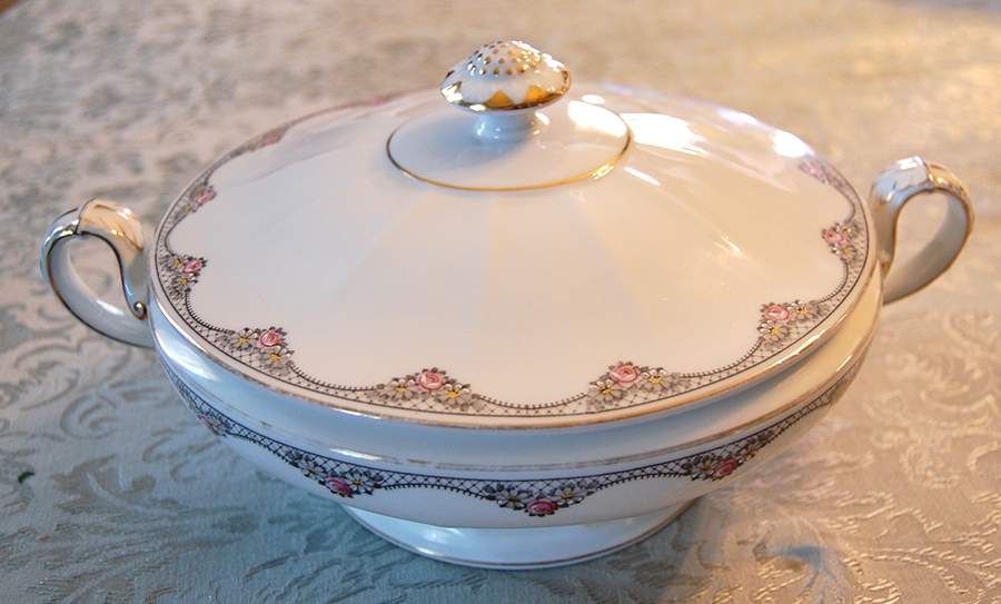 FR200 Round Covered Vegetable by Franconia-Krautheim & Adelburg-1