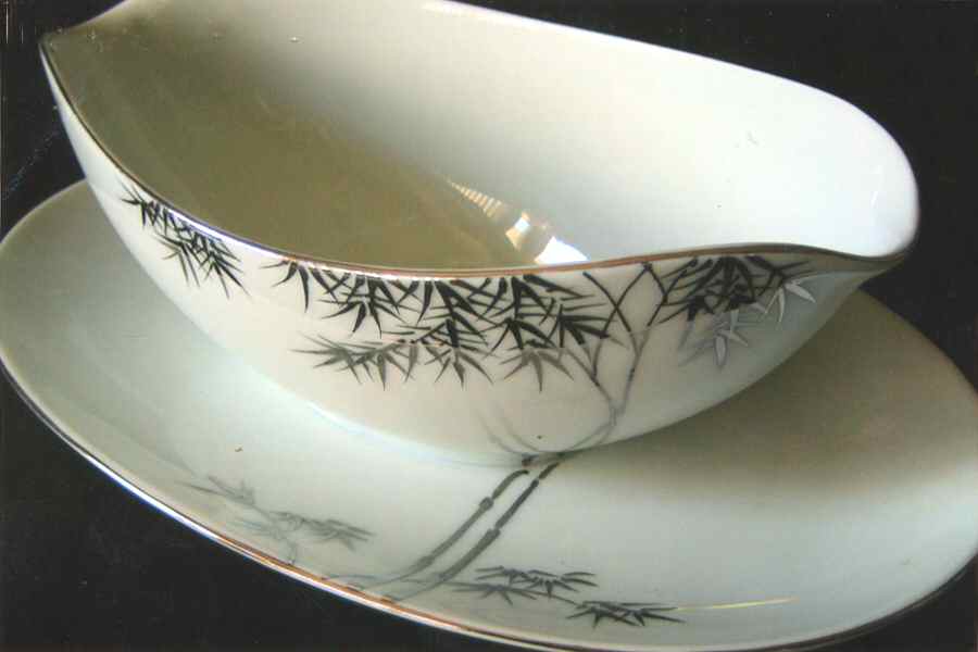 FUY12 Gravy Boat with Attached Underplate by Fujiyama (Japan)-1