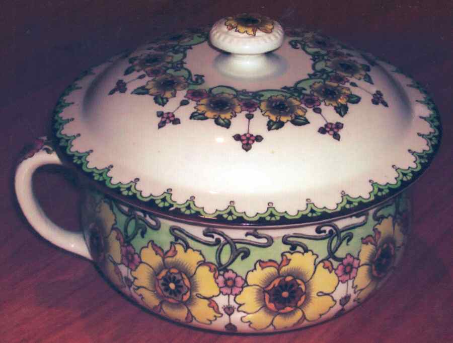 Beatrice Chamber Pot & Lid by Furnivals-1