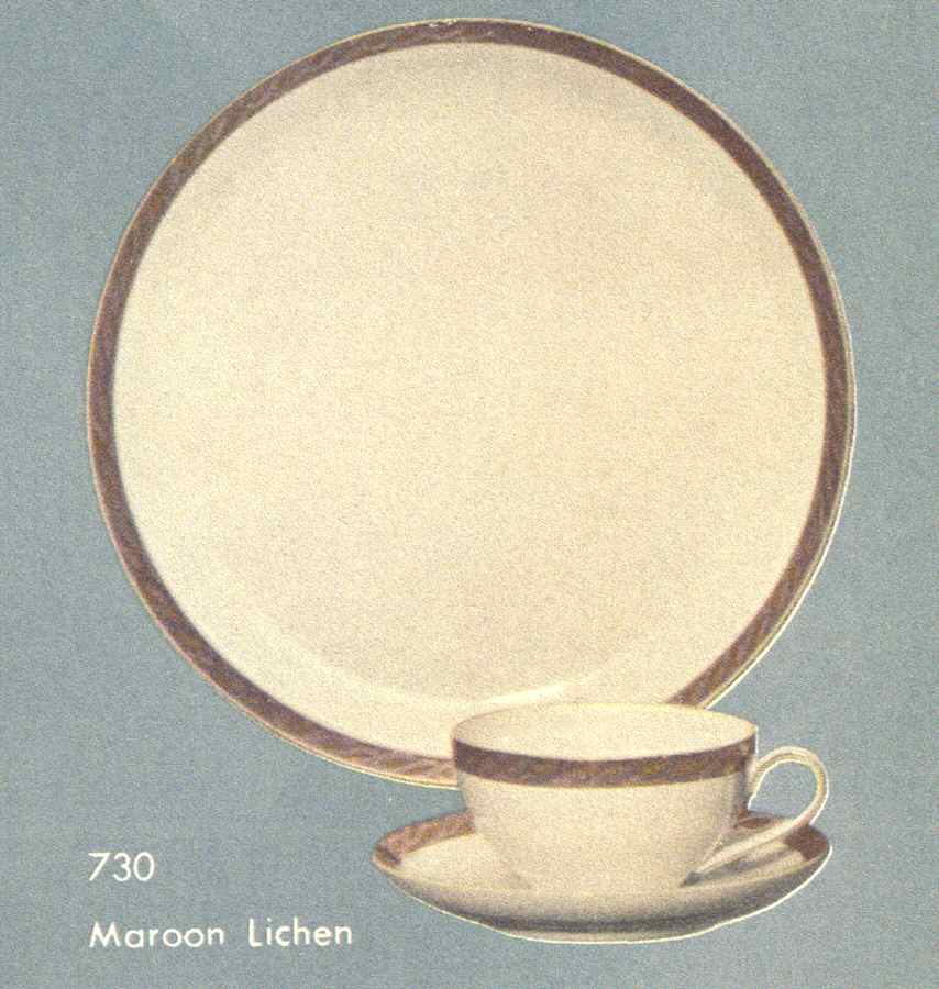 Maroon Lichen Dinner Plate by Fukagawa-1