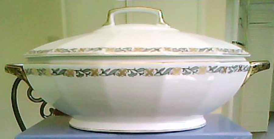 7256 Round Covered Vegetable by Franconia-Krautheim & Adelburg-1