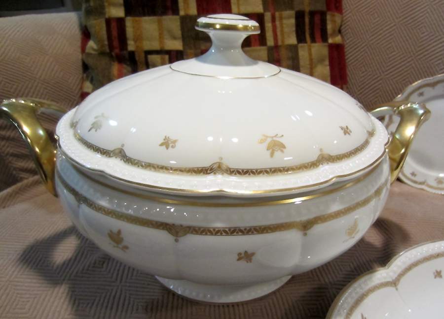 7554 Round Covered Vegetable by Franconia-Krautheim & Adelburg-1