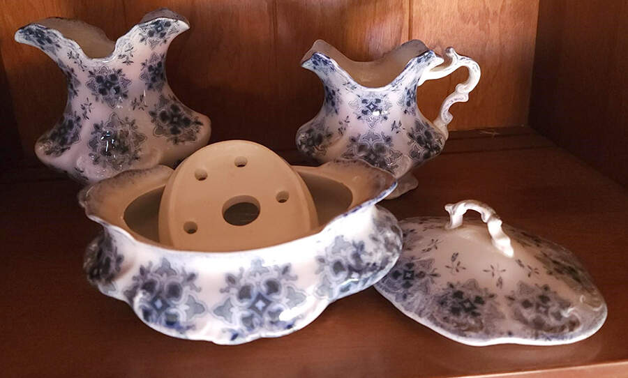 Syrian (Flow Blue) Soap Box with Lid and Strainer by Grindley-1