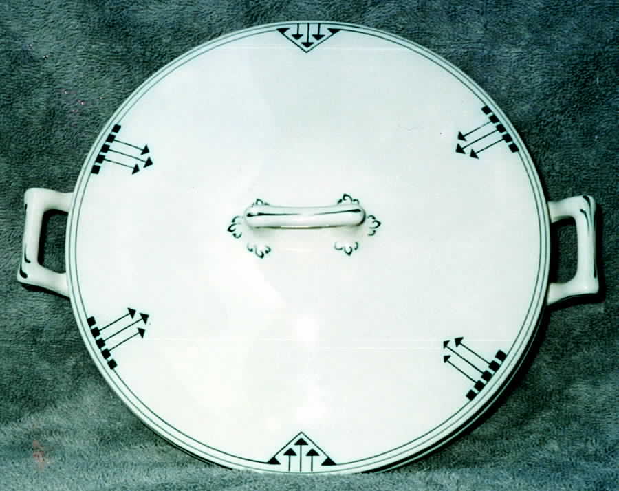 GRI144 Round Covered Vegetable by Grindley-1
