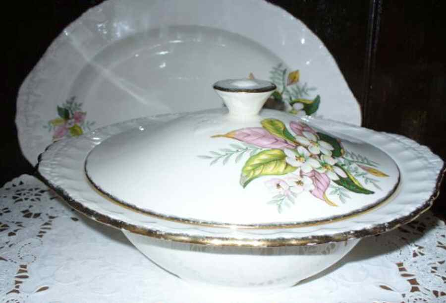 GRI374 Round Covered Vegetable by Grindley-1