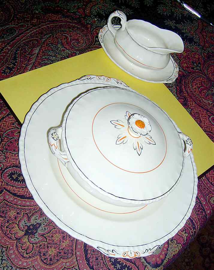GRI432 Round Covered Vegetable by Grindley-1