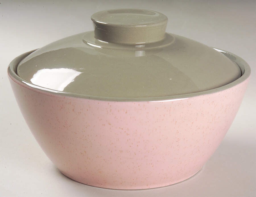Shell Pink 1.5 Qt Round Covered Casserole by Harker-1