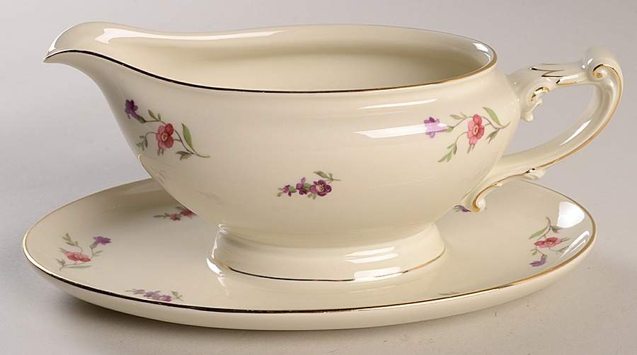 Victoria (Smooth) Gravy Boat with Attached Underplate by Heinrich - H&C-1