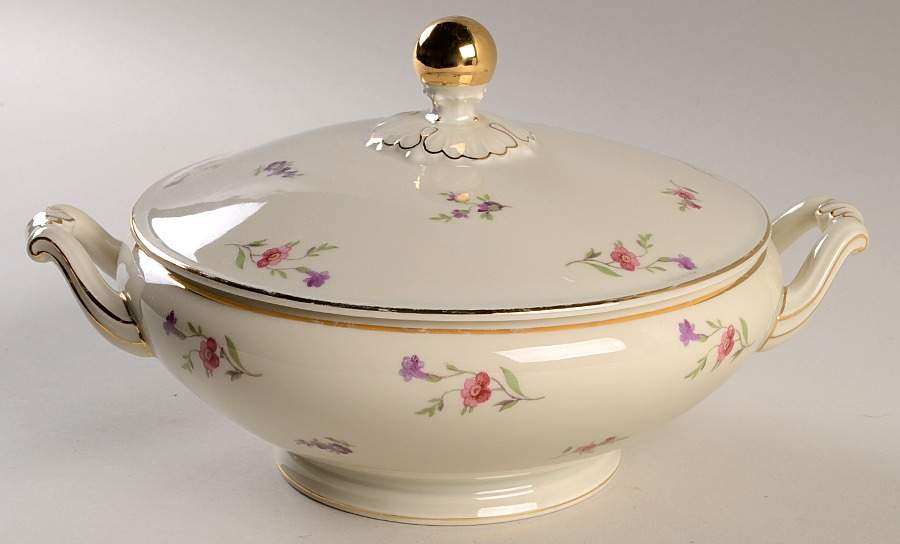 Victoria (Smooth) Round Covered Vegetable by Heinrich - H&C-1