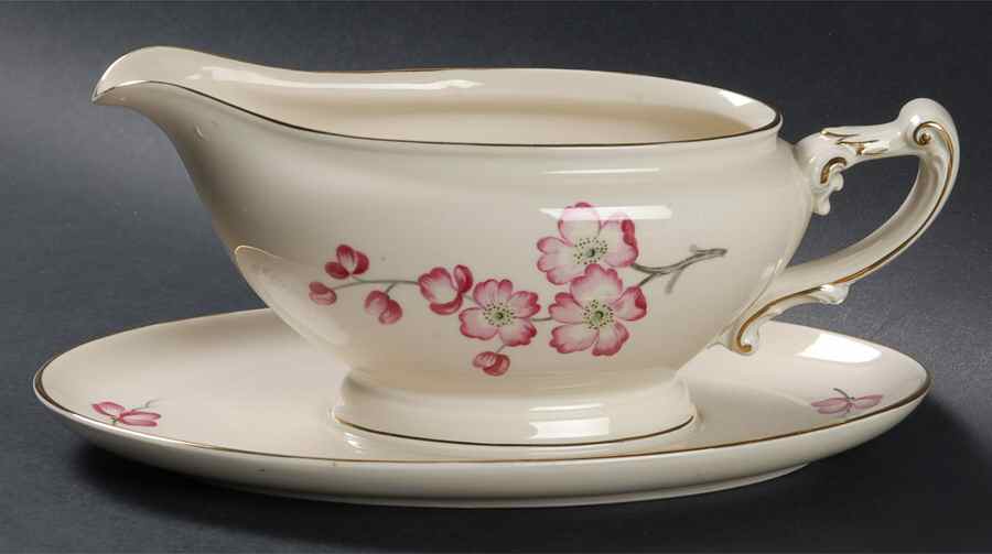 HC29 (IVORY BACKGROUND) Gravy Boat with Attached Underplate by Heinrich - H&C-1