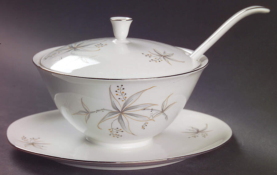 Ferndale Gravy Boat w/Attached Underplate & Lid by Hutschenreuther-1
