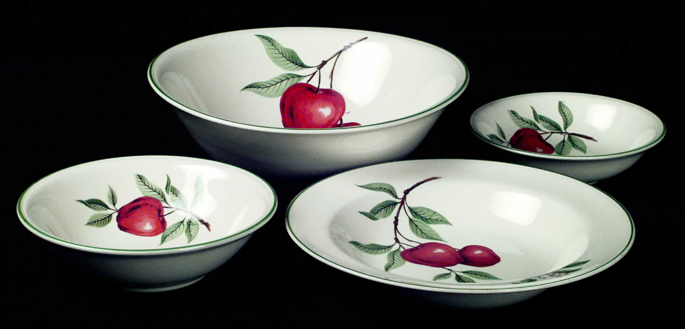 Red Apple (Rim Shape) Coupe Cereal Bowl by Homer Laughlin -1
