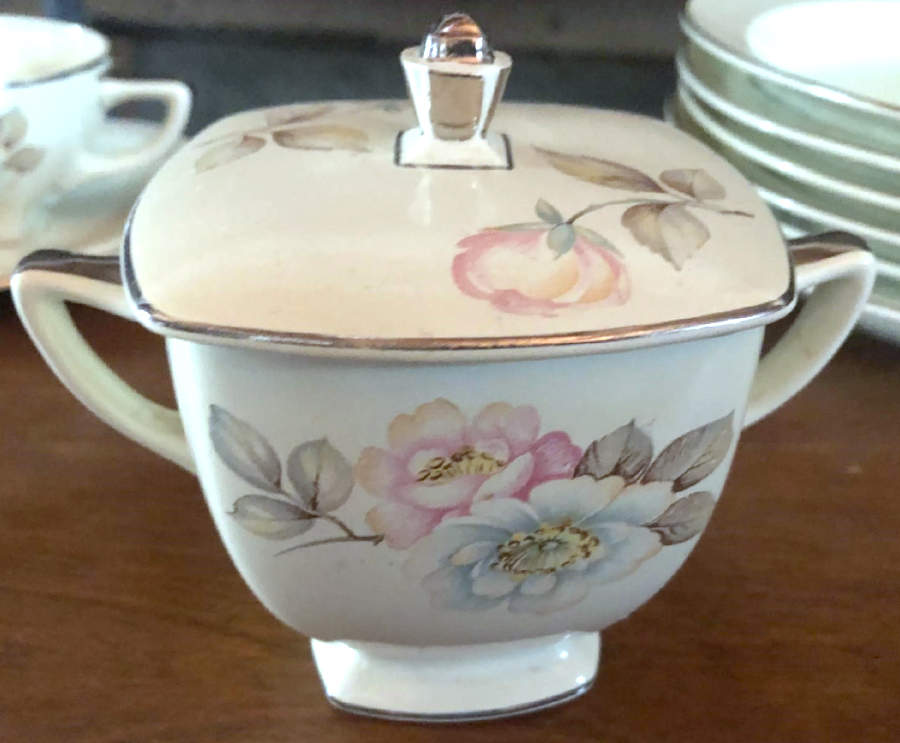 J6-J106 Sugar Bowl & Lid by Homer Laughlin -1