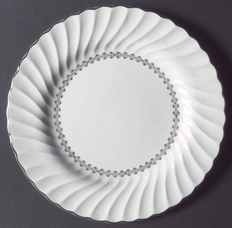 V112 Dinner Plate by Homer Laughlin -1
