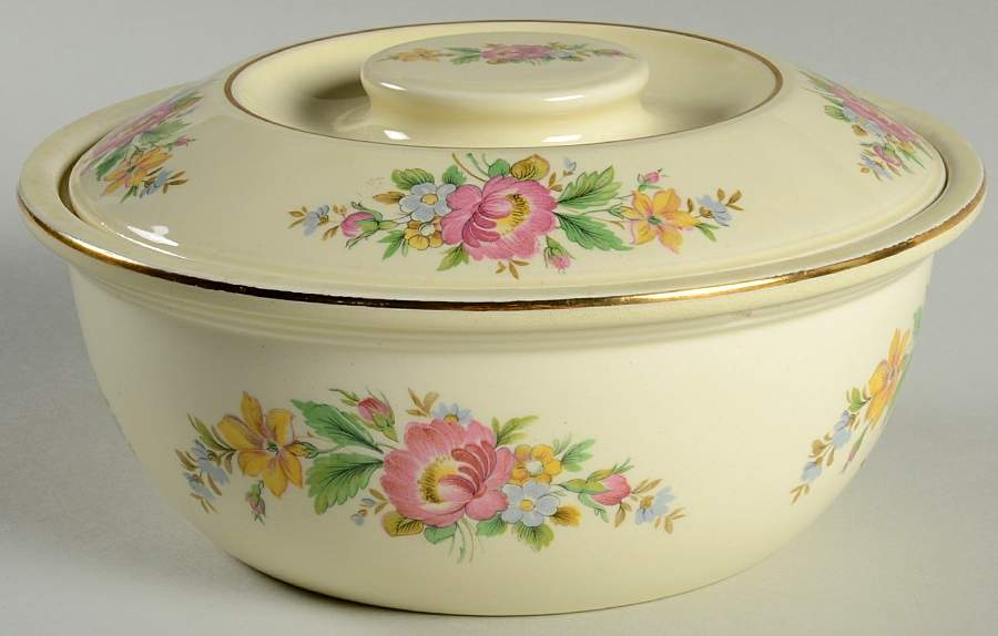 Spring Wreath 1.5 Qt Round Covered Casserole by Homer Laughlin -1