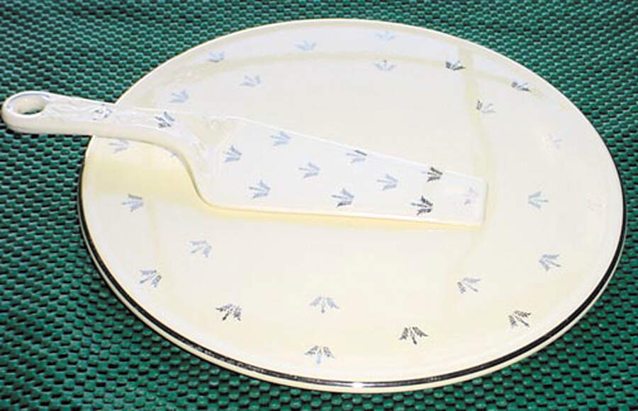 HLC2179 Cake Plate by Homer Laughlin -1