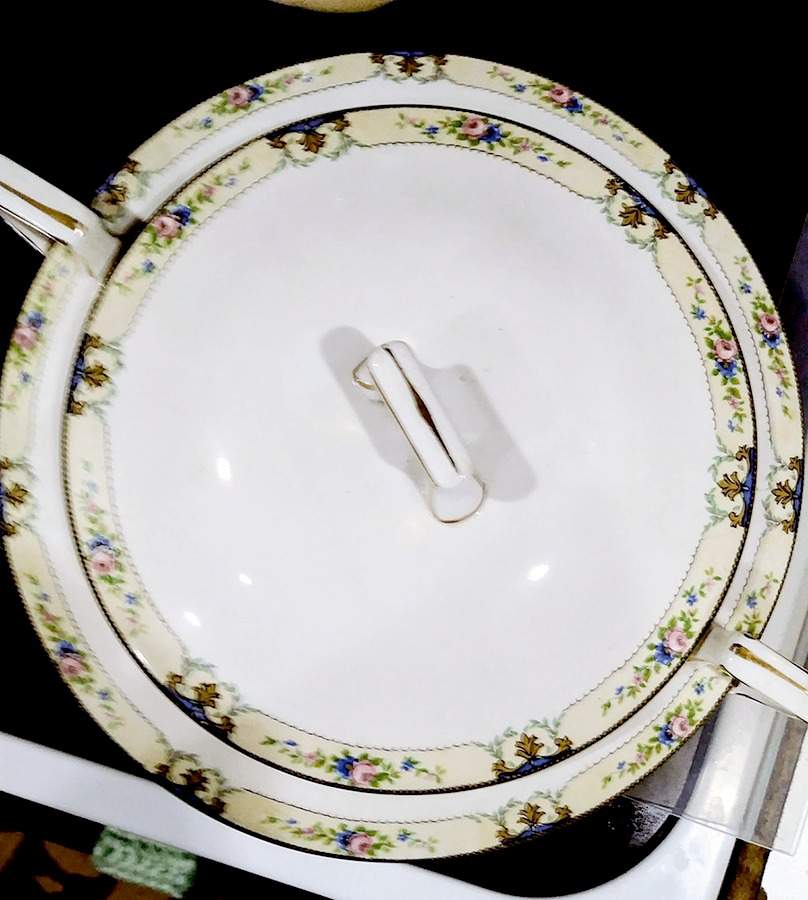 K8515 Round Covered Vegetable by Homer Laughlin -1