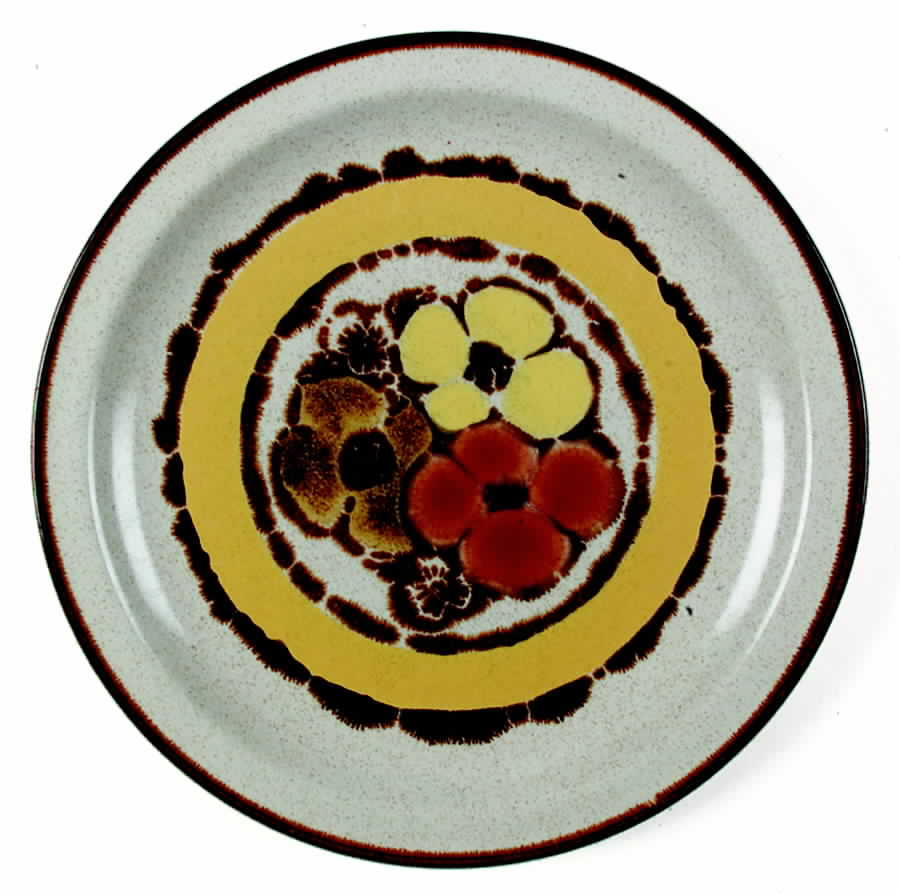 Trio Dinner Plate by International-1