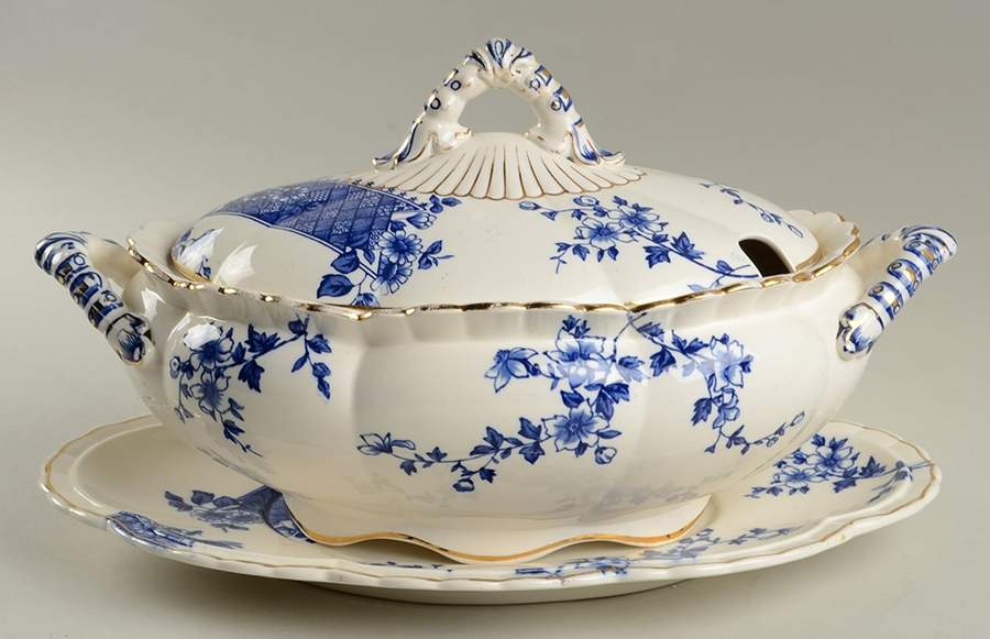 Essex Oval Tureen & Lid with Underplate by Keeling & Co-1