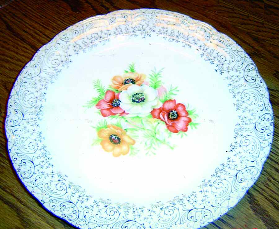 Golden Floral Dinner Plate by LESLIE CHINA  (USA)-1