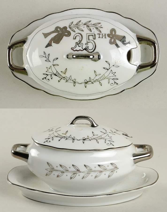 Anniversary Individual Gravy Boagt & Lid W/Attached Underplate by Lefton-1