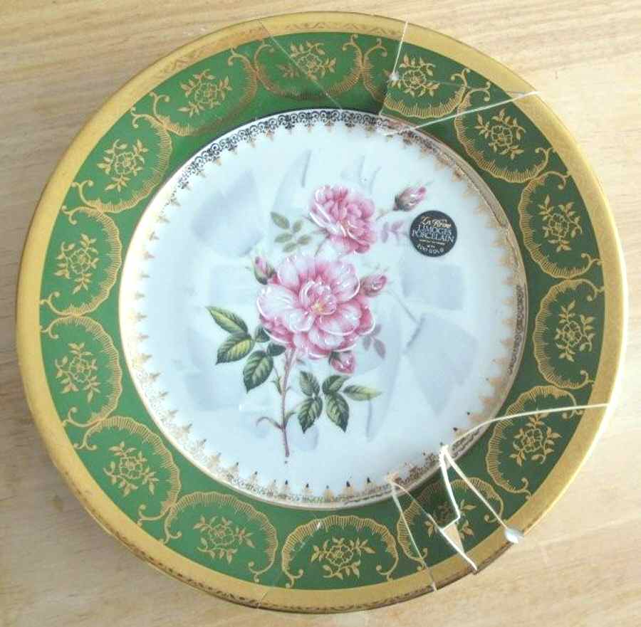 A19RO Dinner Plate by La Reine (France)-1