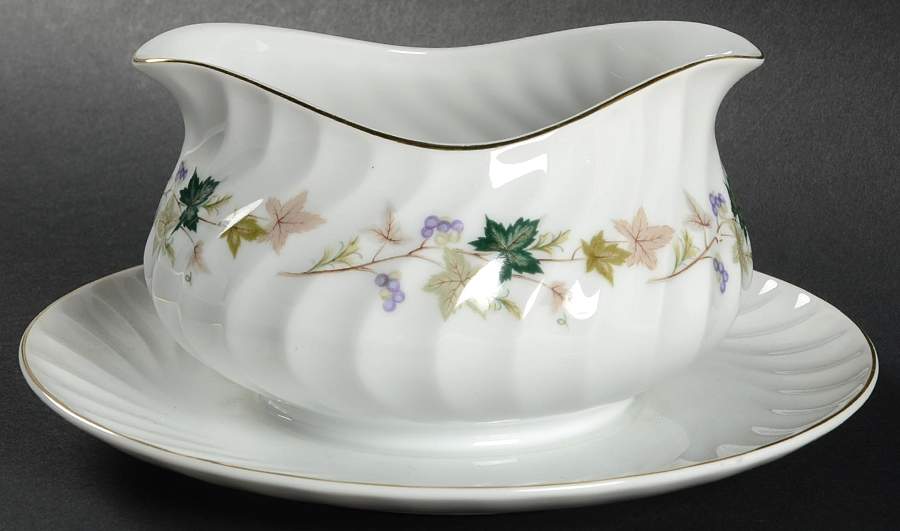 Surrey Gravy Boat with Attached Underplate by Meito-1