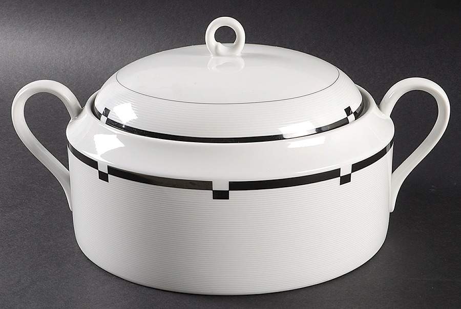 Midnight 2.5 Qt Round Covered Casserole by Mikasa-1